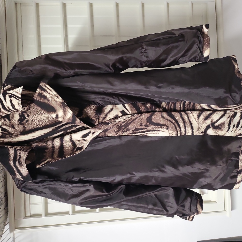 Susan graver, size medium, lined belted 3/4 car coat. - Picture 3 of 5